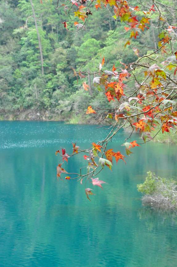 A belíssima laguna Ensueño, no parque Lagunas de Montebello, na região de Comitan, em Chiapas, no sul do México, fronteira com Guatemala